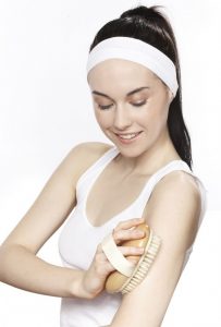 Thải độc cơ thể hiệu quả bằng cách chải da khô đúng cách