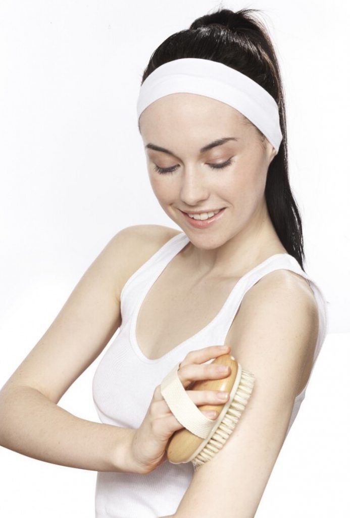 Thải độc cơ thể hiệu quả bằng cách chải da khô đúng cách