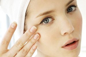 Cách xoá nếp nhăn vùng mắt đơn giản hiệu quả tại nhà