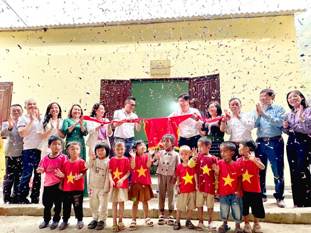 khanh-thanh-bep-an-cho-em-tai-diem-truong-mam-non-cham-puong-hanh-trinh-se-chia-yeu-thuong